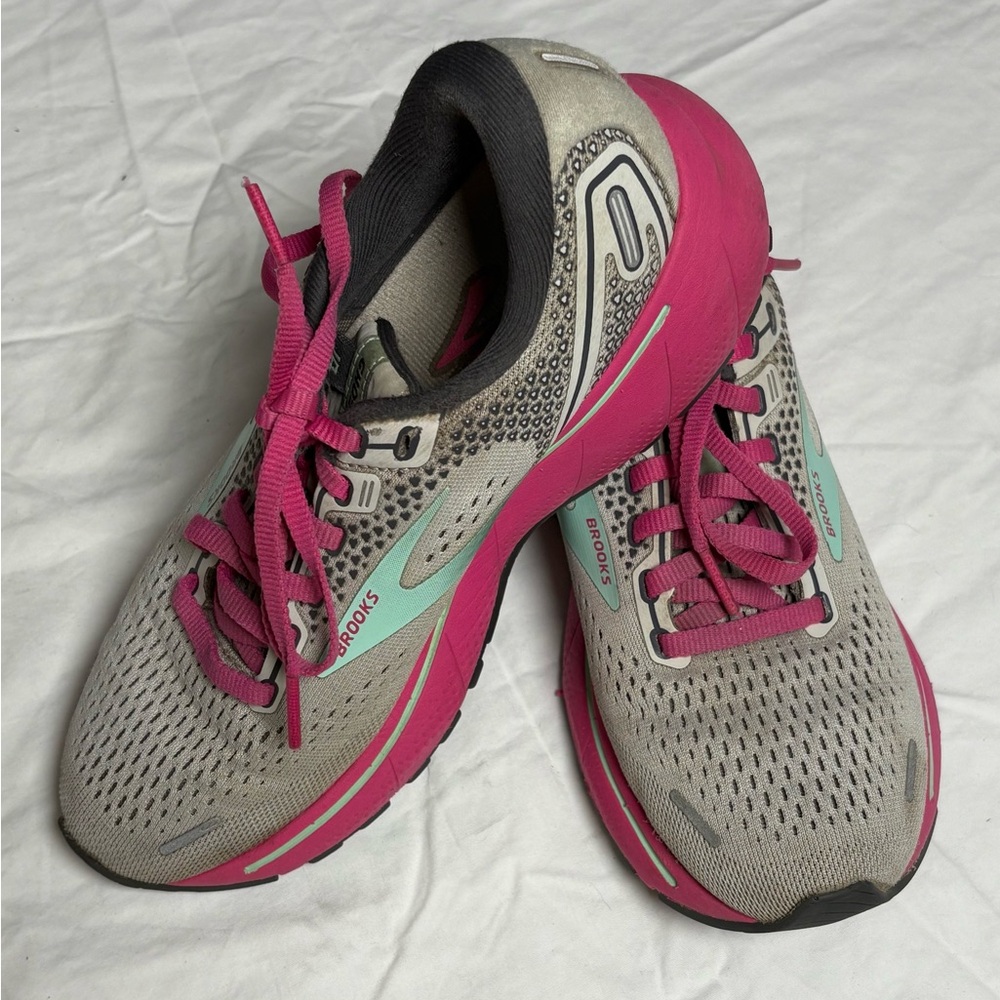 Brooks Ghost Women's Athletic Running Tennis Shoes - Gray and Pink. Size 5.5M.